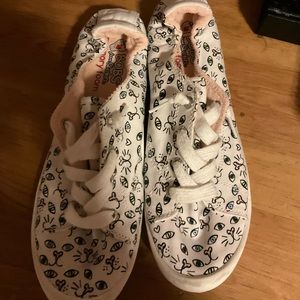 BOBS size 8.5  loves cats